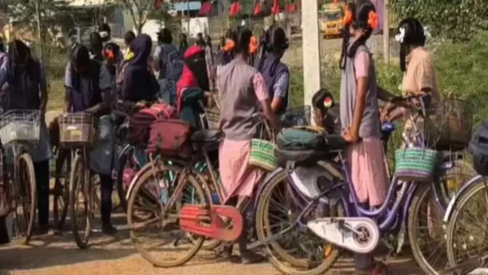 அரசு பள்ளி மாணவிகள் சைக்கிள்