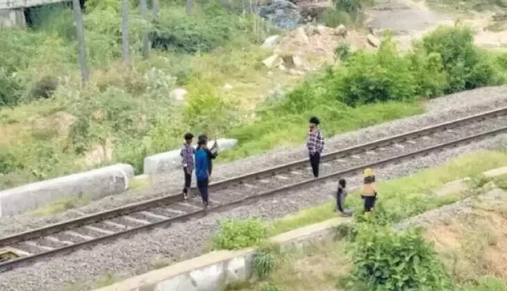 வீடியோ எடுக்கும் கல்லூரி மாணவர்கள்