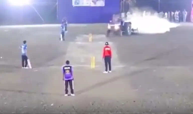 டிராக்டர் பிட்ச் கிரிக்கெட்