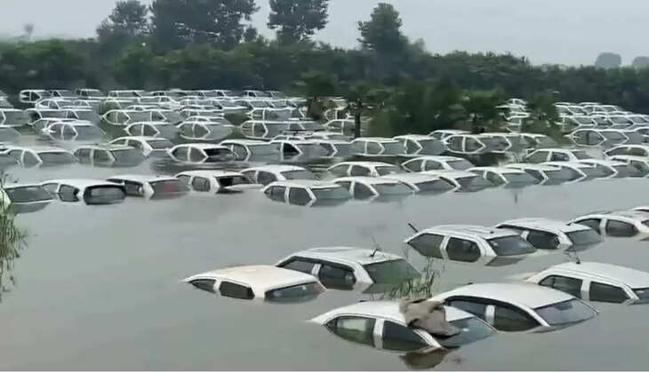 ஆற்றில் மிதக்கும் கார்கள்