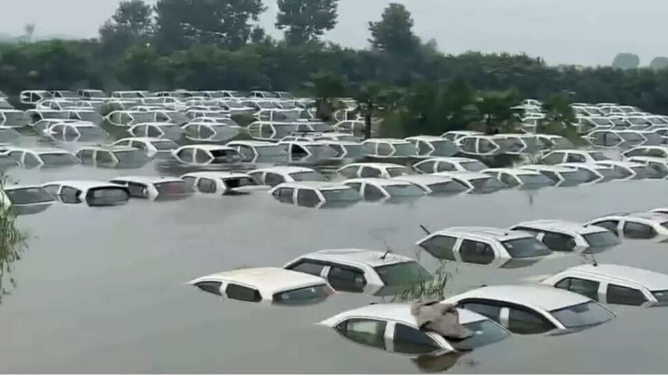 ஆற்றில் மிதக்கும் கார்கள்