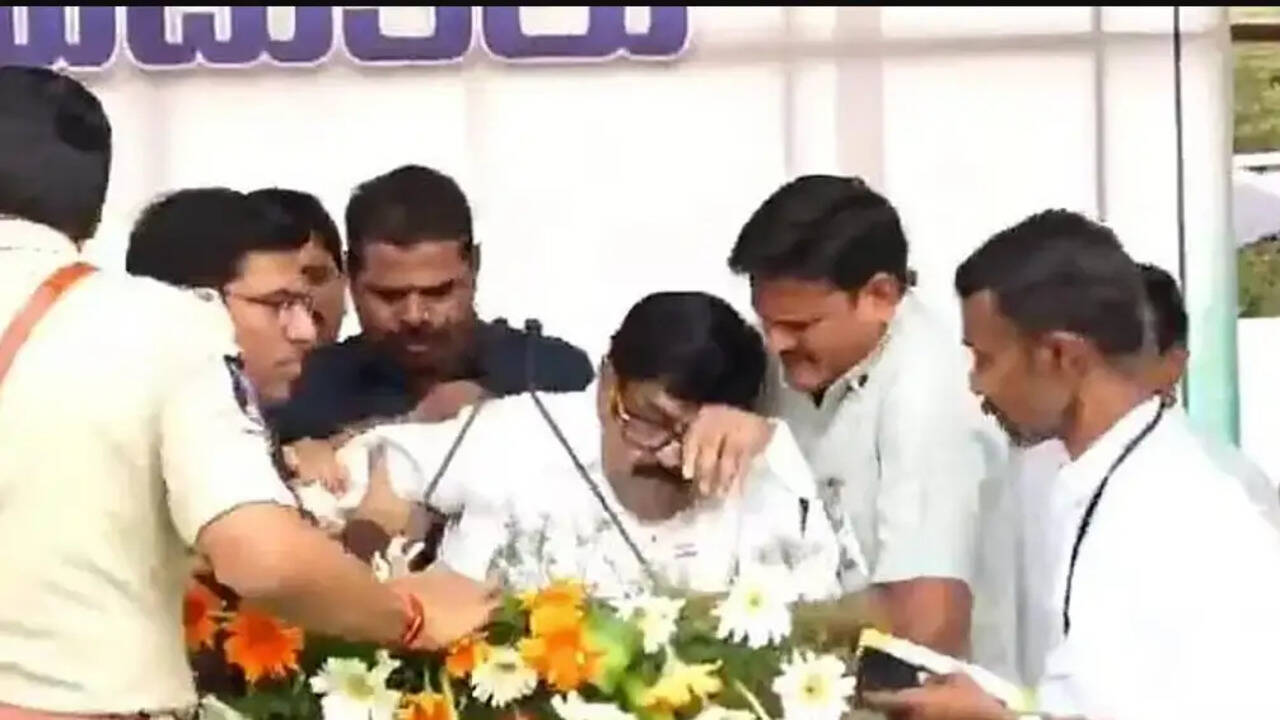 சுதந்திர தின விழா மேடையில் மயங்கி விழுந்த மந்திரி!