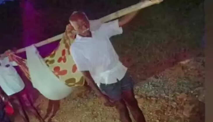  கர்ப்பிணியை தோளில் சுமந்து சென்ற மக்கள்