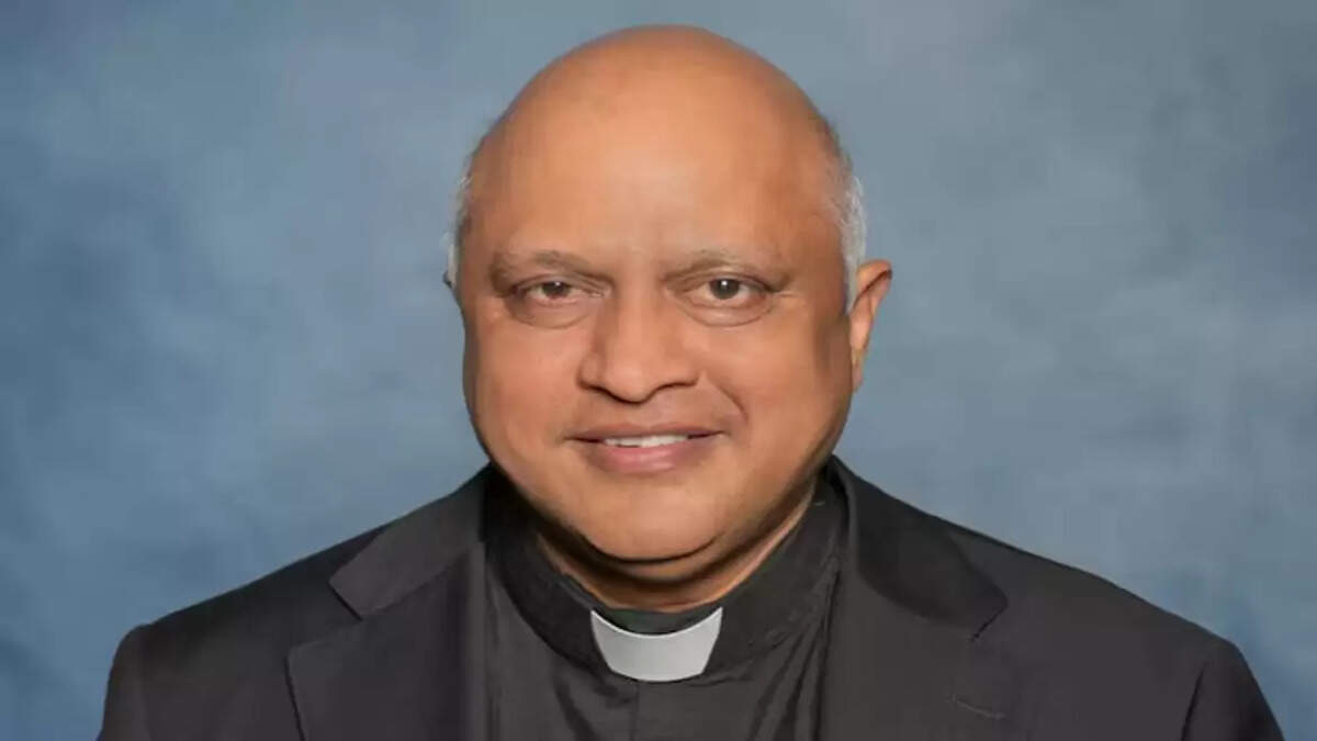 அமெரிக்காவில் தொடரும் சோகம்.. இந்திய வம்சாவளி பாதிரியார் சுட்டுக் கொலை!