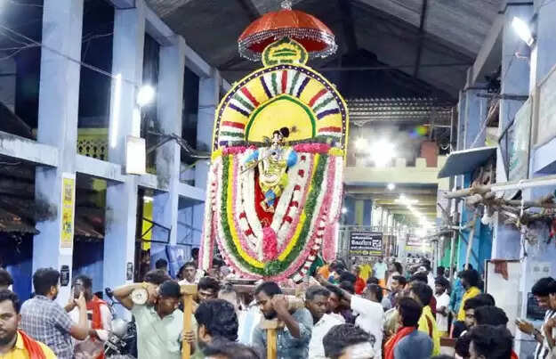 குலசை தசரா திருவிழா | நவநீதகிருஷ்ணர் கோலத்தில் முத்தாரம்மன் வீதிஉலா!