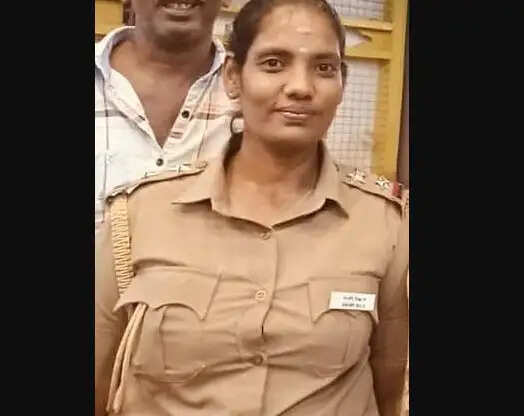 காதலனை கரம்பிடிக்க எஸ்.ஐ. வேடம் போட்ட இளம்பெண்... காதல் ஜோடி கைது!