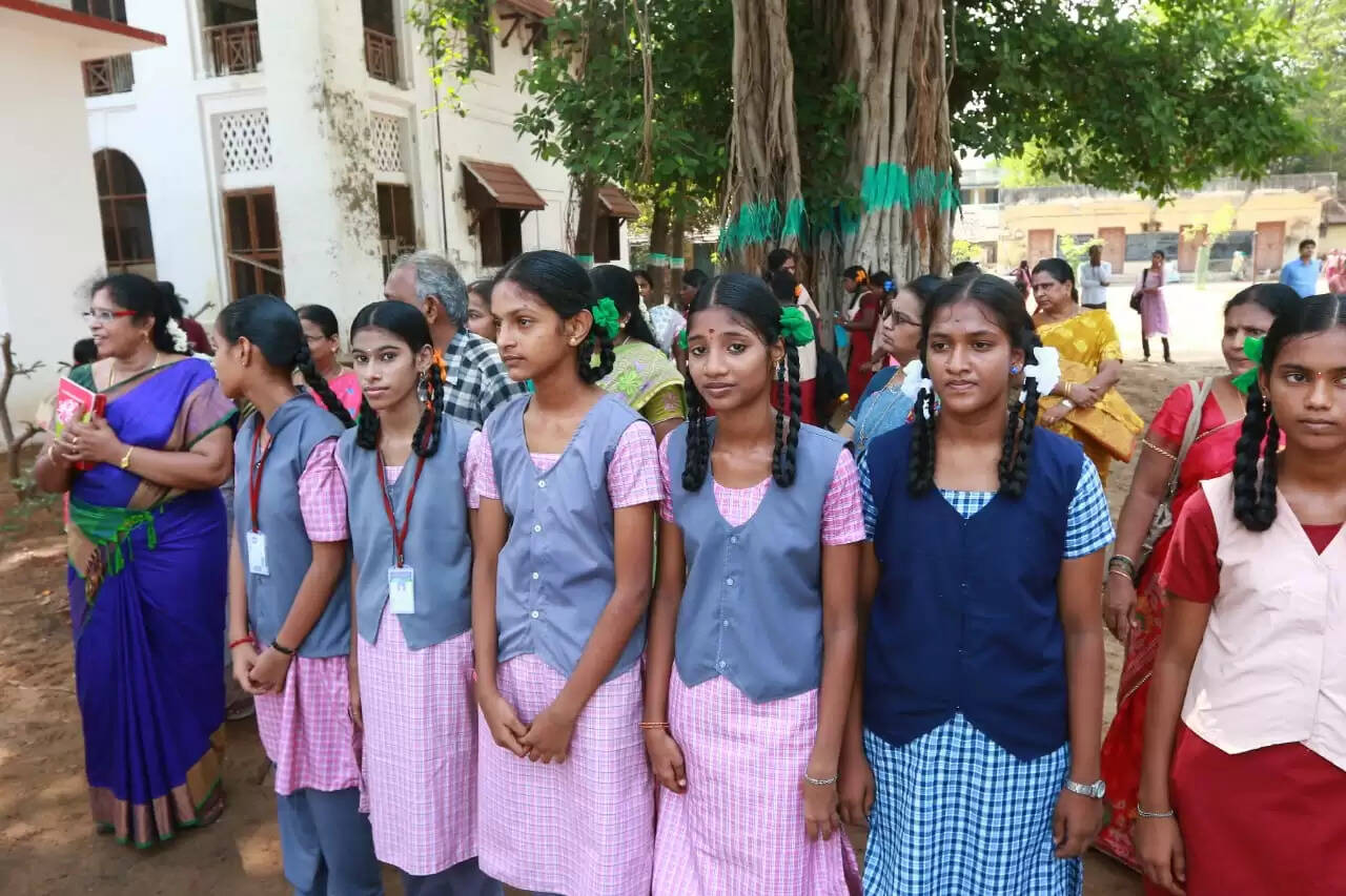 அரசு பள்ளி மாணவர்