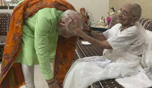 தாயிடம் ஆசி பெற்றார்