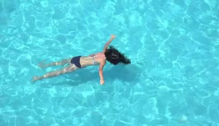 நீச்சல் குளத்தில் இளம்பெண் 