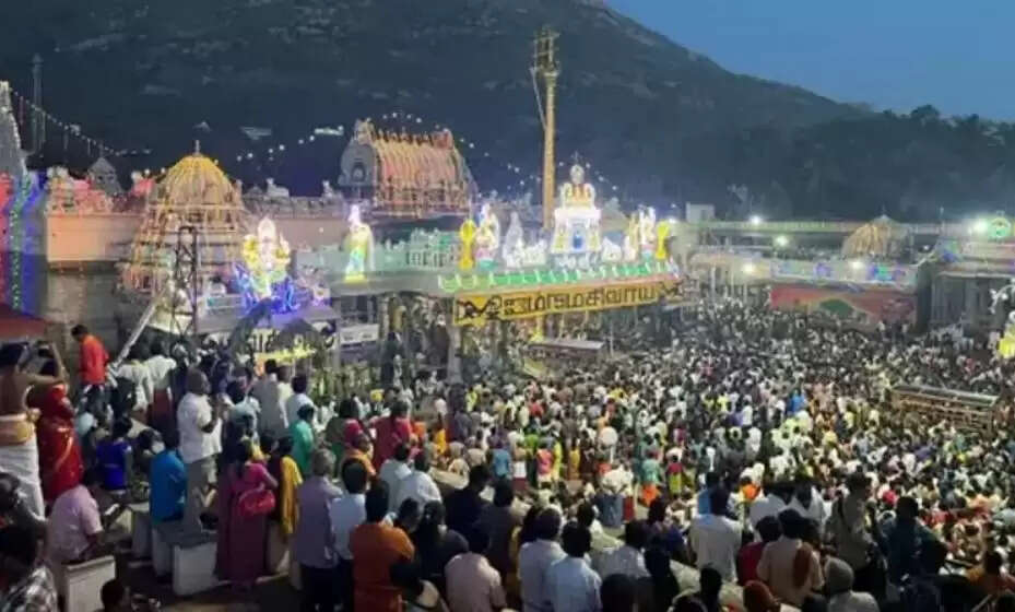 மழையிலும் திருவண்ணாமலையில் லட்சக்கணக்கில் குவியும் பக்தர்கள்... பாதுகாப்பு பணியில் 15,000 போலீசார்!