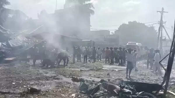 அச்சச்சோ.... ஆய்வு செய்த போது வெடித்து சிதறிய பட்டாசுகள்!! அலறி துடித்த அரசு அதிகாரிகள்!!