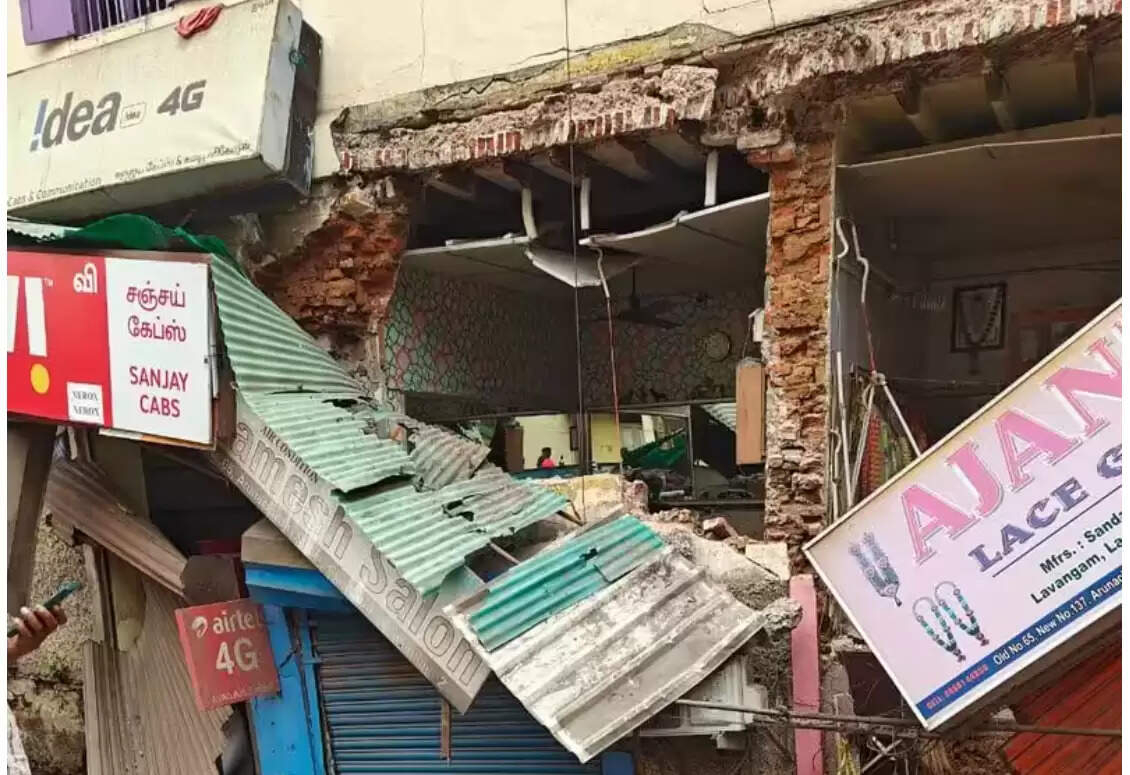 சரிந்து விழுந்த கடைகள்