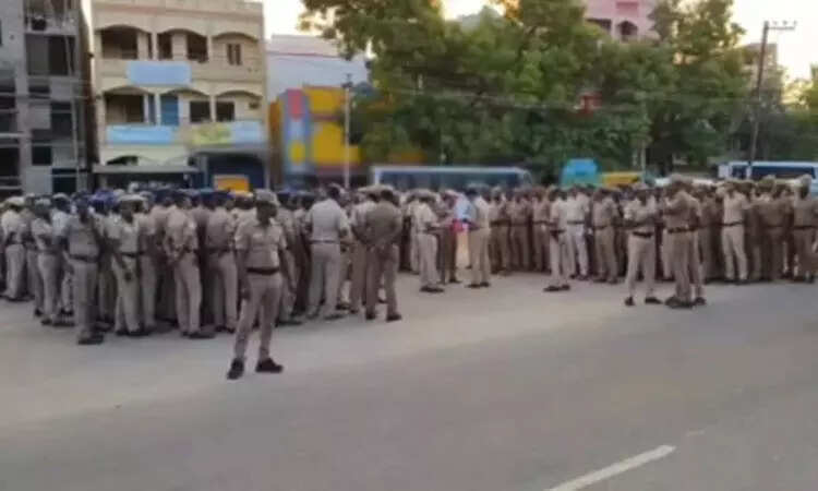 போலீசார்