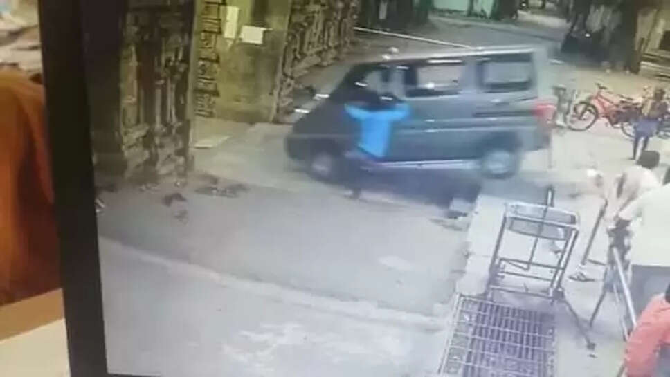 கோயிலுக்குள் கார்