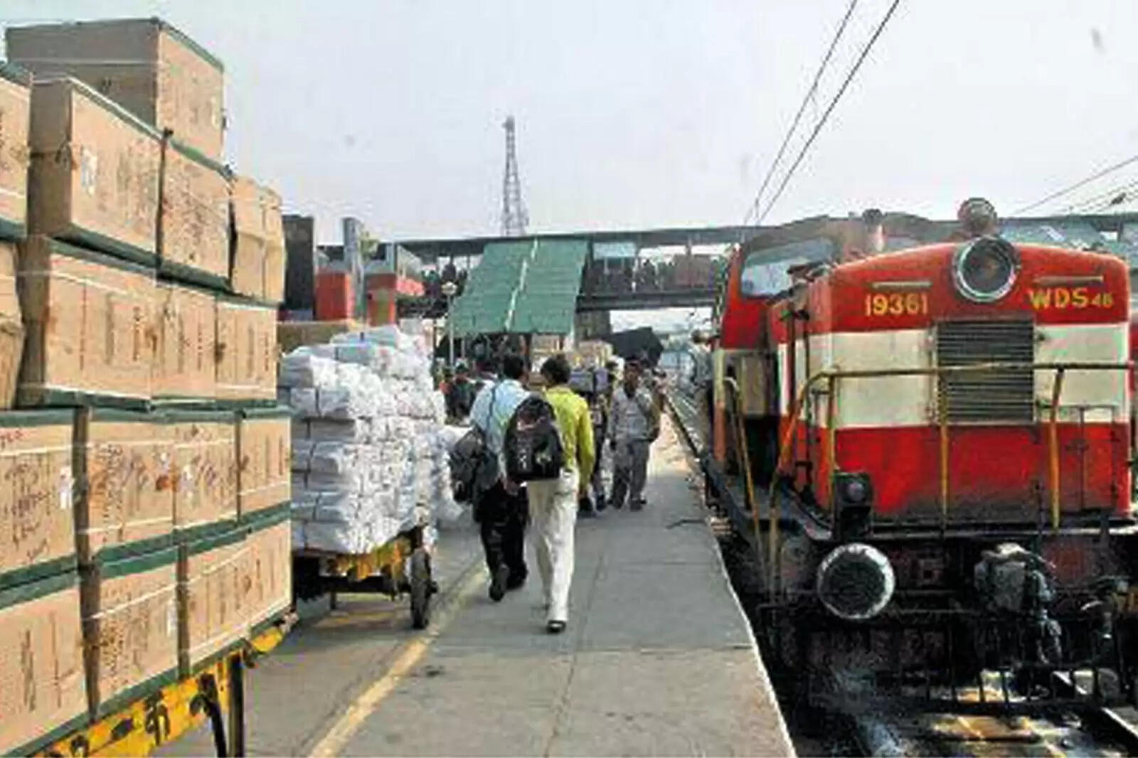 ரயில் நடைமேடை ரயில்வே நிலையம் திருச்சி