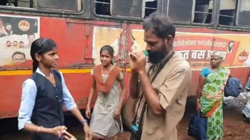 அதிர்ச்சி வீடியோ... பேருந்து பாலியல் தொல்லை... நடத்துநரை செருப்பால் அடித்த பள்ளி மாணவி!