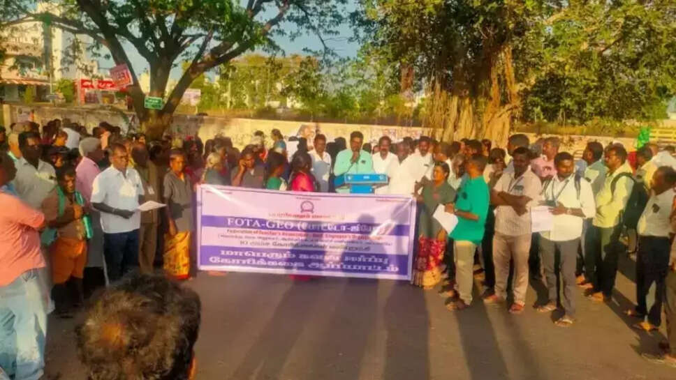  அரசு ஊழியர்கள்