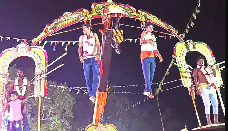 அலகு குத்தி கிரேனில் தொங்கிய படி வந்த பக்தர்கள்