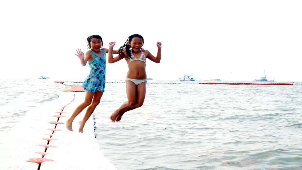 நீச்சல் சிறுமி சந்தோஷம் மகிழ்ச்சி வெளிநாடு சுற்றுலா