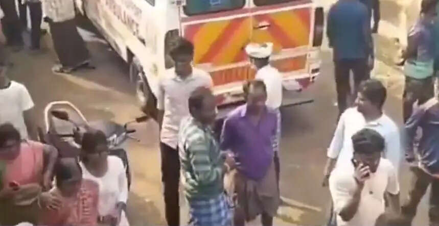 கார் மழைநீர் தரைப்பாலம் மூழ்கி