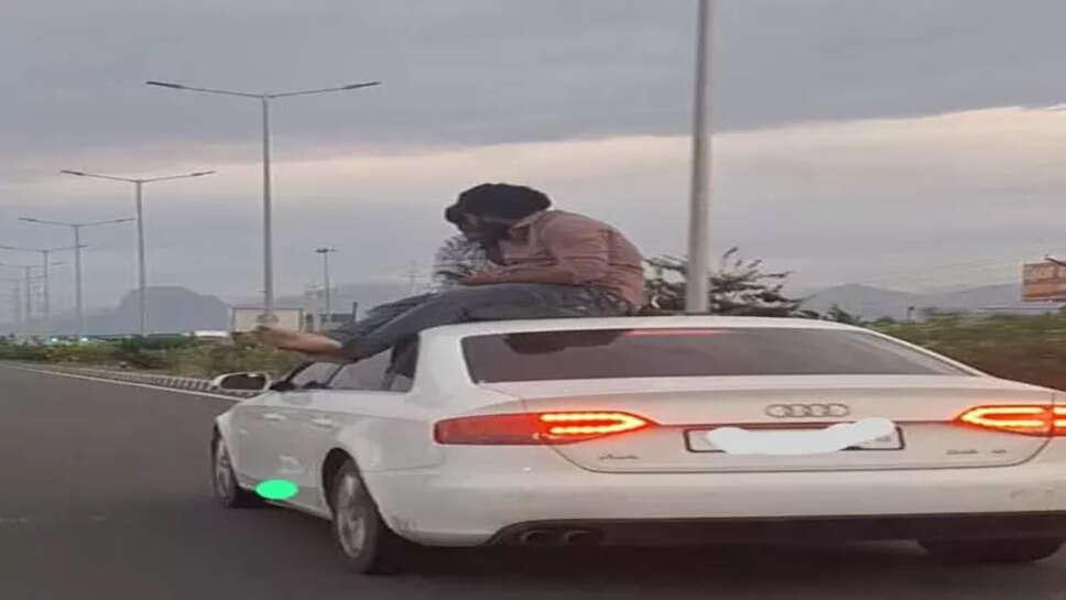 காரில் ரீல்ஸ்