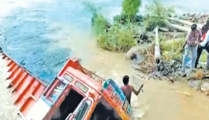 ஆற்றுக்குள் லாரி