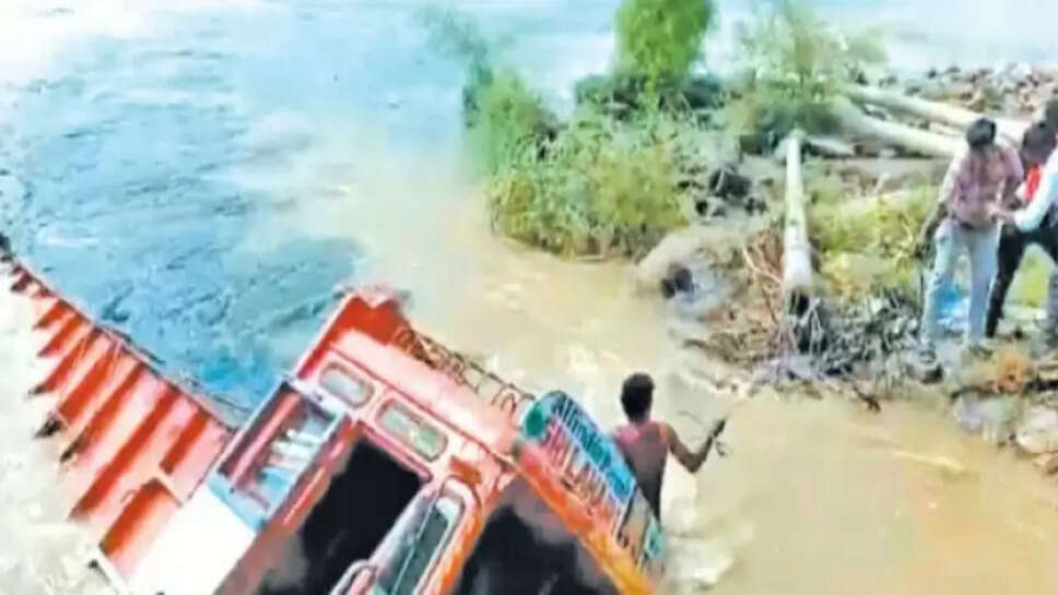 ஆற்றுக்குள் லாரி