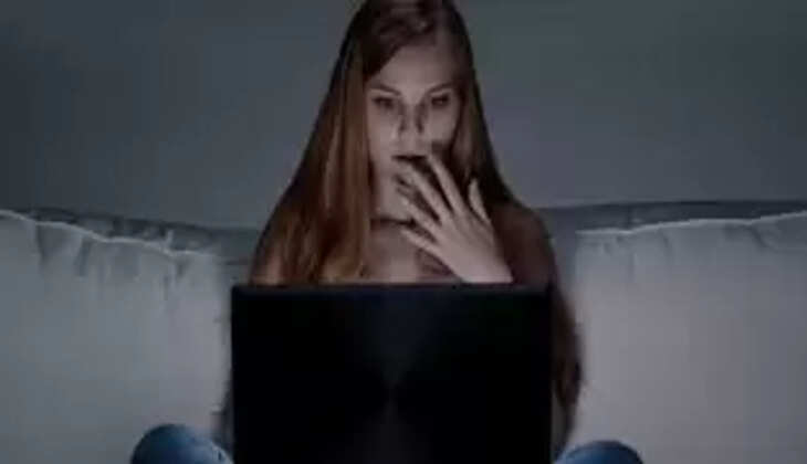 லேப்டாப் இளம்பெண் செக்ஸ் மூவி ஆன்லைன் ஆபாசம்