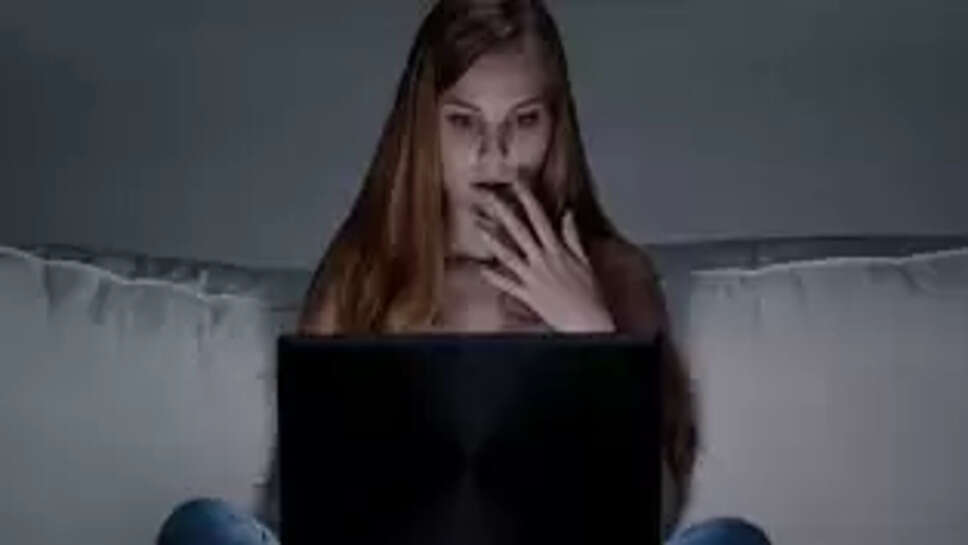 லேப்டாப் இளம்பெண் செக்ஸ் மூவி ஆன்லைன் ஆபாசம்