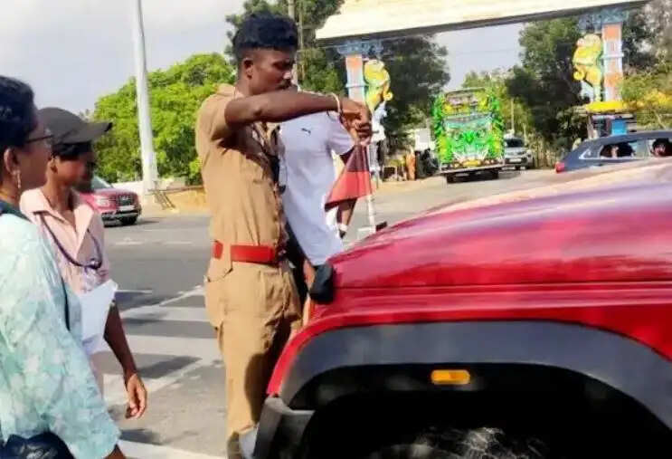 கட்சிக்கொடி அகற்றம் இடைத்தேர்தல் தேர்தல் வாகனம் கார்களில் நடத்தை விதிமுறைகள் விதிமுறை