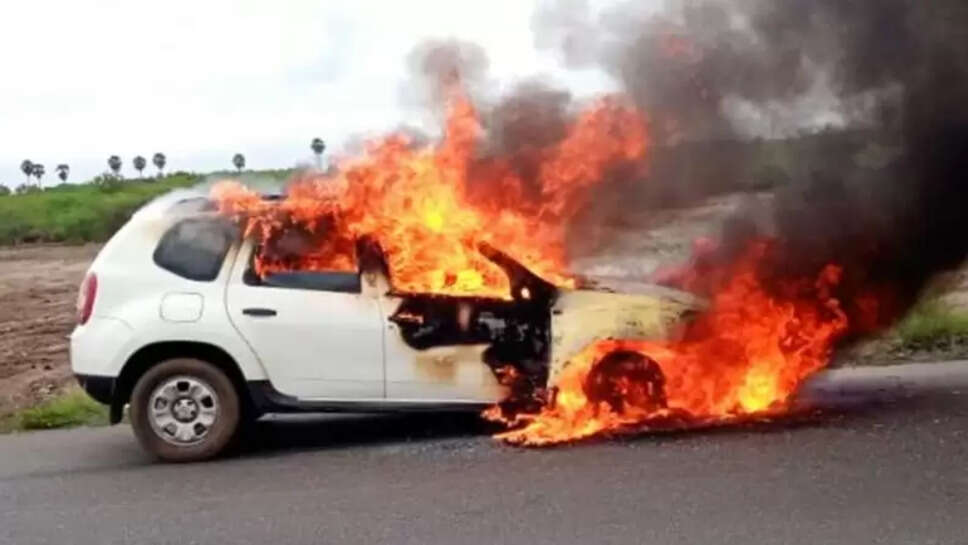 அருப்புக்கோட்டையில் நடுரோட்டில் திடீரென தீப்பிடித்து எரிந்த கார்!