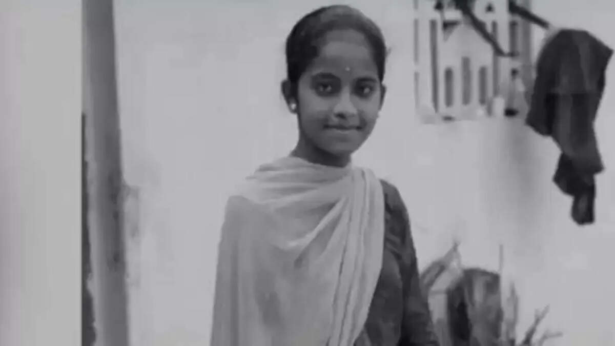 இளம்பெண்