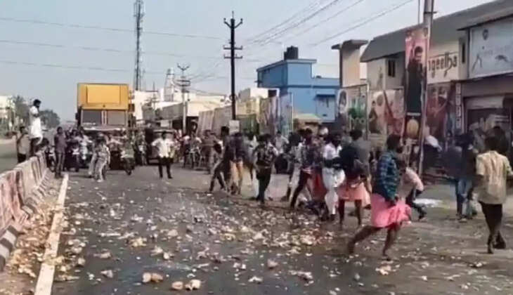 நடுரோட்டில் தேங்காய் வெடித்த விஜய் ரசிகர்கள்