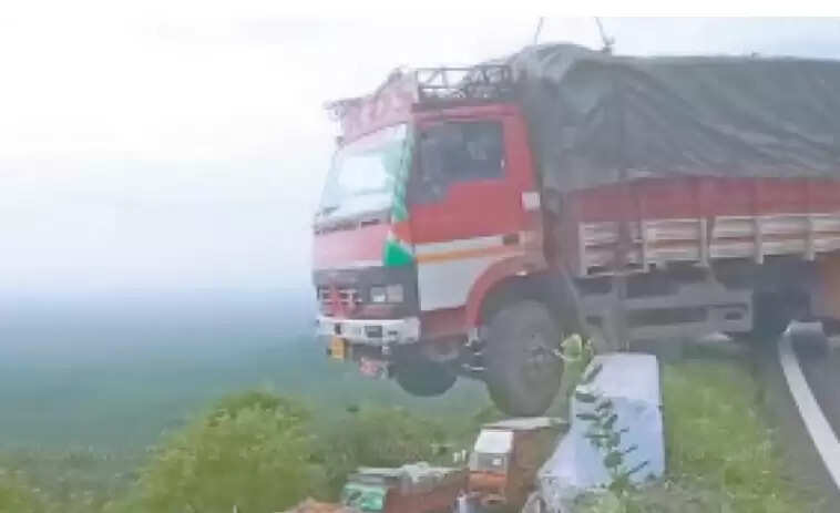 அந்தரத்தில் தொங்கிய லாரி