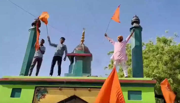 பரபரப்பு வீடியோ... மசூதியில் &nbsp;காவிக் கொடியை ஏற்றிய இந்துத்துவா அமைப்பினர் &nbsp;அட்டூழியம்!