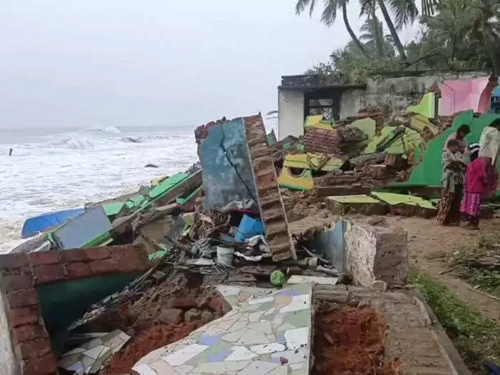 புதுச்சேரி 5 வீடுகள் இடிந்து விழுந்தது