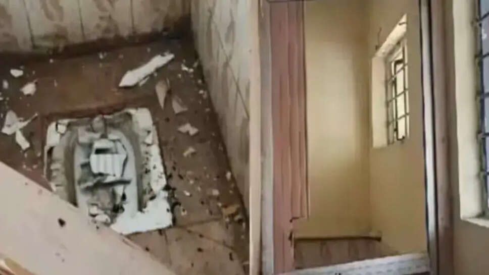 ஆசிரியரை பழிவாங்க கழிப்பறையில் வெடிகுண்டு வைத்த பள்ளி மாணவர்கள்