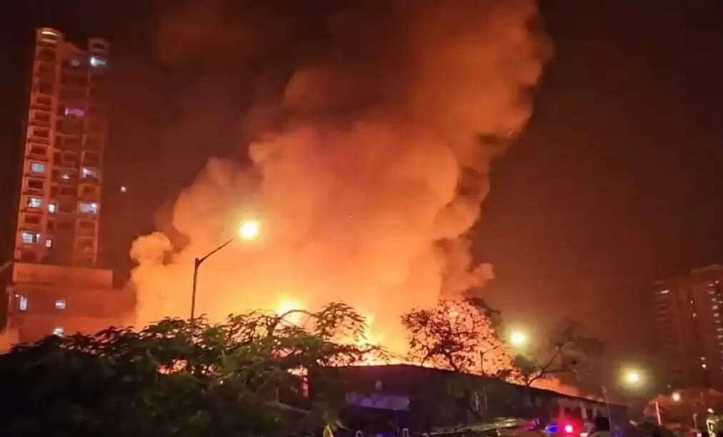 காலையிலேயே அதிர்ச்சி... 14 மாடி கட்டிடத்தில் பயங்கர தீ விபத்து... 3 பேர் உயிரிழப்பு!