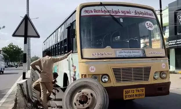 நடுரோட்டில் டயர் வெடித்து அரசுப் பேருந்து விபத்து... அதிர்ஷ்டவசமாக உயிர்பிழைத்த பயணிகள்!