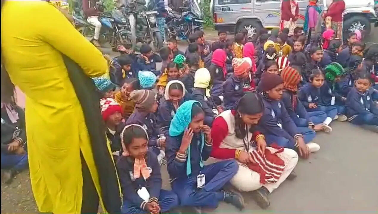 உதகை நீலகிரி சாலைமறியல் மாணவர்கள்