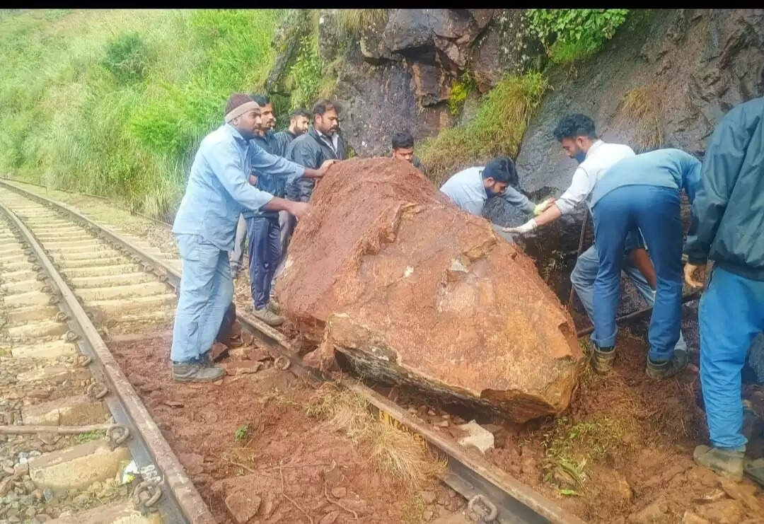 தொடர் மழை... ரயில் பாதையில் பெரிய பெரிய பாறைகள்... ஊட்டி மலை ரயில் சேவை ரத்து!