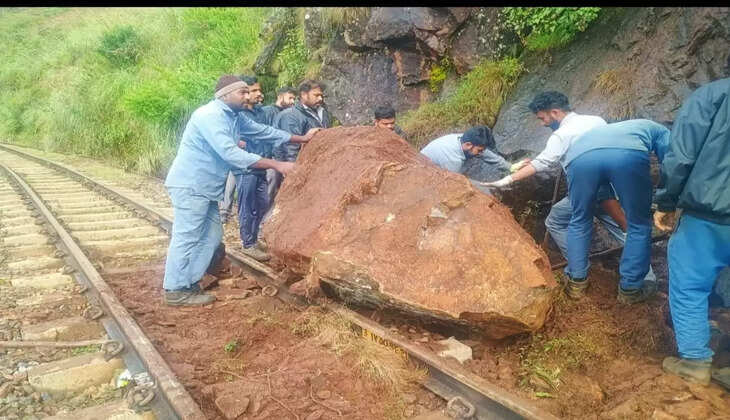 தொடர் மழை... ரயில் பாதையில் பெரிய பெரிய பாறைகள்... ஊட்டி மலை ரயில் சேவை ரத்து!