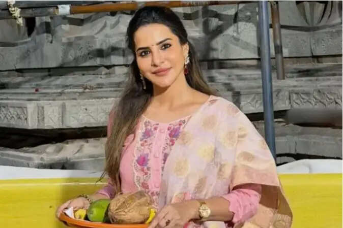 நடிகை அஷூ ரெட்டி 