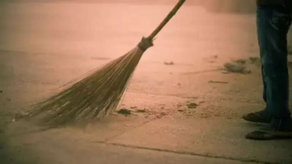 துப்புரவு தொழிலாளி