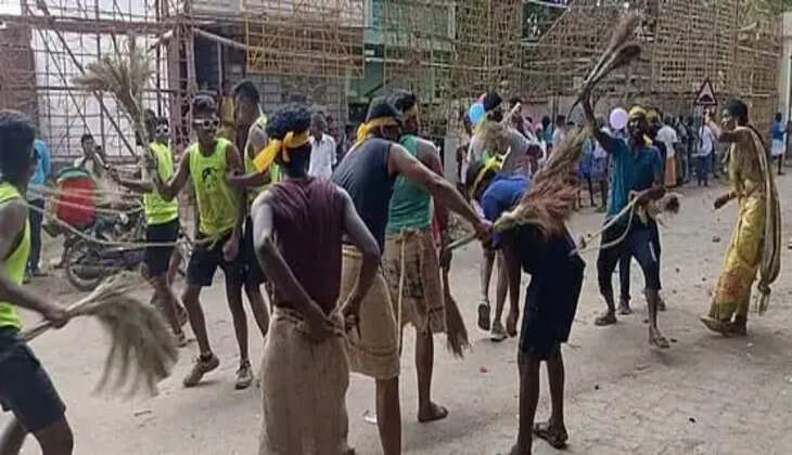 துடைப்பத்தால் அடித்துக் கொள்ளும் &nbsp;நிகழ்ச்சி