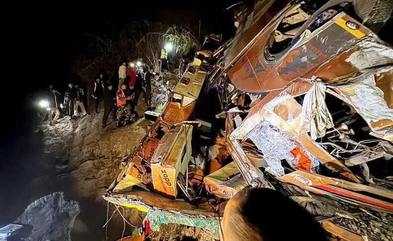 பேருந்து கவிழ்ந்து