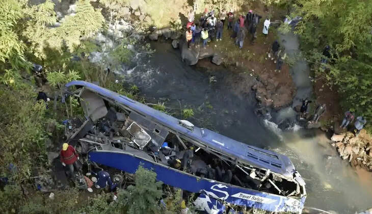 பேருந்து கவிழ்ந்து