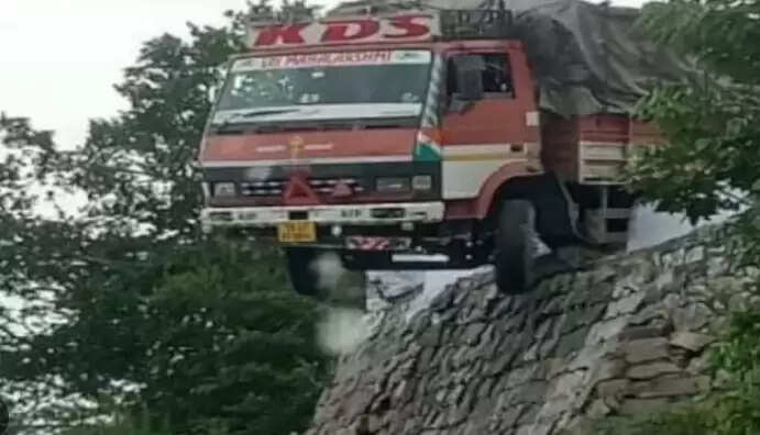 அந்தரத்தில் தொங்கிய லாரி