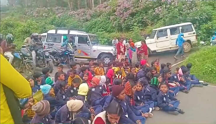 உதகை நீலகிரி சாலைமறியல் மாணவர்கள்