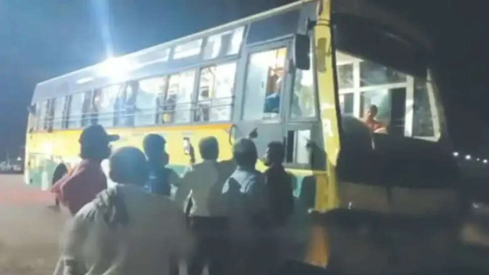 ஸ்ரீவைகுண்டம் அரசு பேருந்து சிறைபிடிப்பு